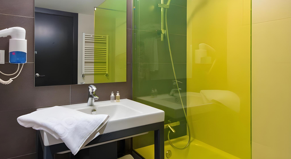 Bathroom 4, New Hotel Colon, Barcelona