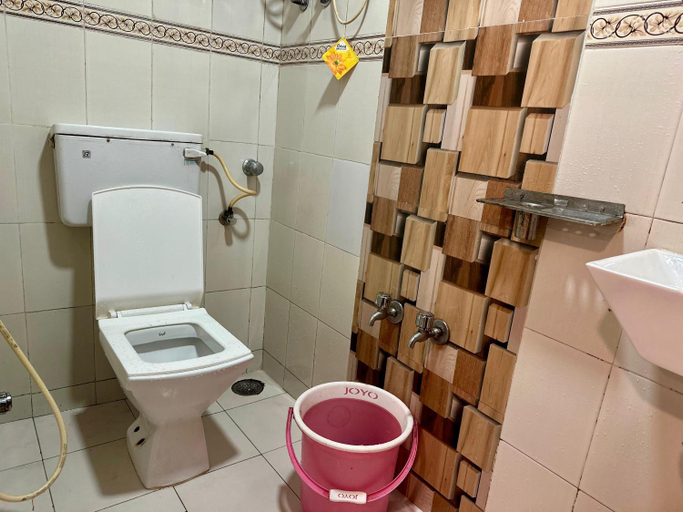 Bathroom 4, Hotel Metro Plaza, Mumbai Suburban