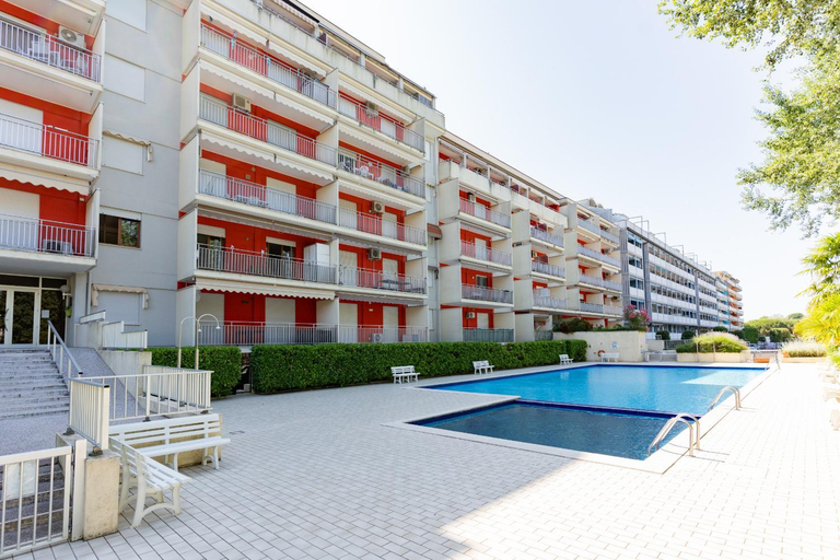 Sport & Beauty, Bright Caorle Apartment with Pool, Venezia