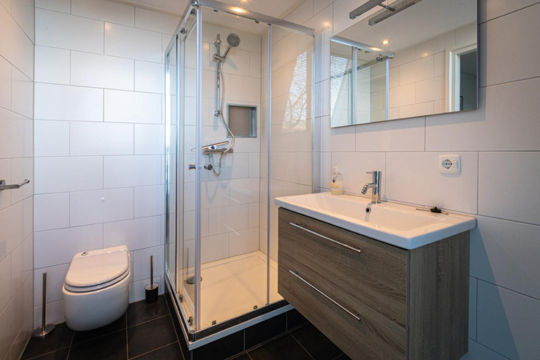 Bathroom 3, Waddenresidentie Ameland - 2 en 4 persoons appartementen, Ameland