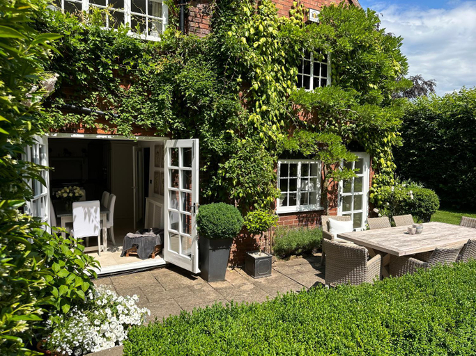 Exterior & Views 4, Well House, Worcestershire
