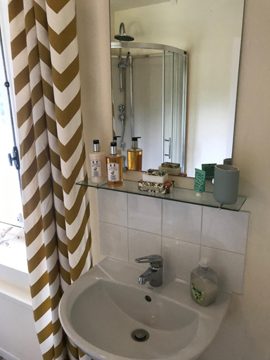 Bathroom 4, Mis Harand, Calvados