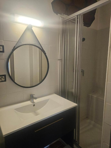 Bathroom 2, Au village, Corse-du-Sud