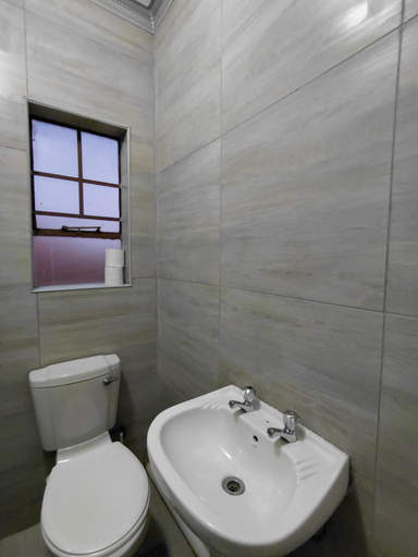 Bathroom 4, Mont Pelaan 88, Amajuba