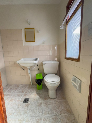 Bathroom 3, Tango, Oropeza