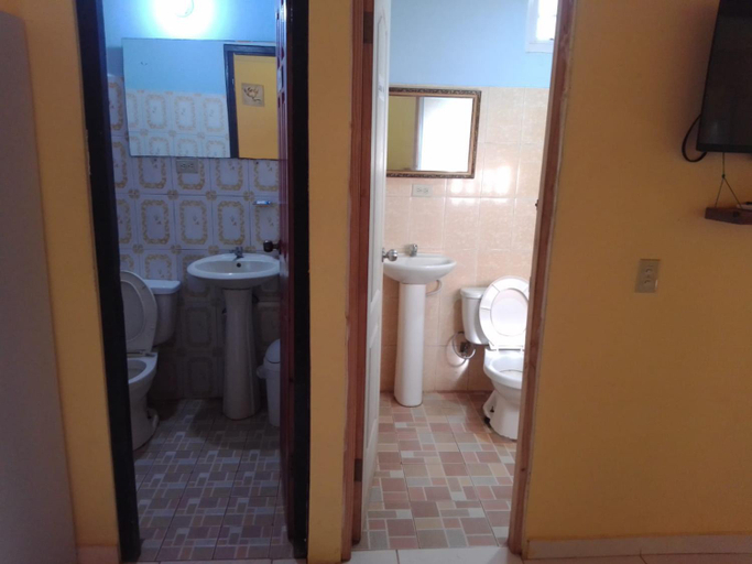 Bathroom 2, Oceans Hostal, Soná