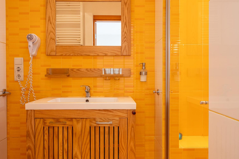 Bathroom 4, Refugio da Cigarra, Tomar