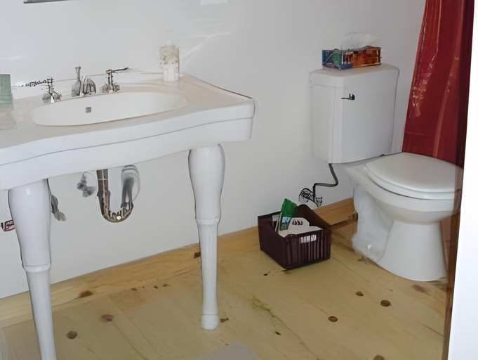 Bathroom 3, La Grange Country Inn, Les Collines-de-l'Outaouais