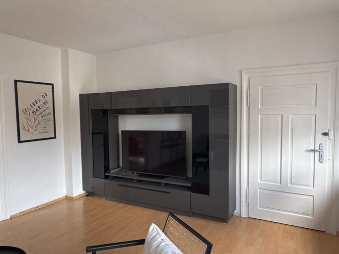 Shared lounge/TV area 2, City-Close - King Bed & Free Garage, Bayreuth