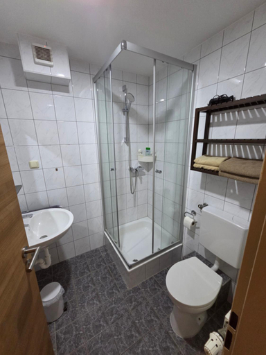 Bathroom 3, Landgasthof Frankentor, Schweinfurt