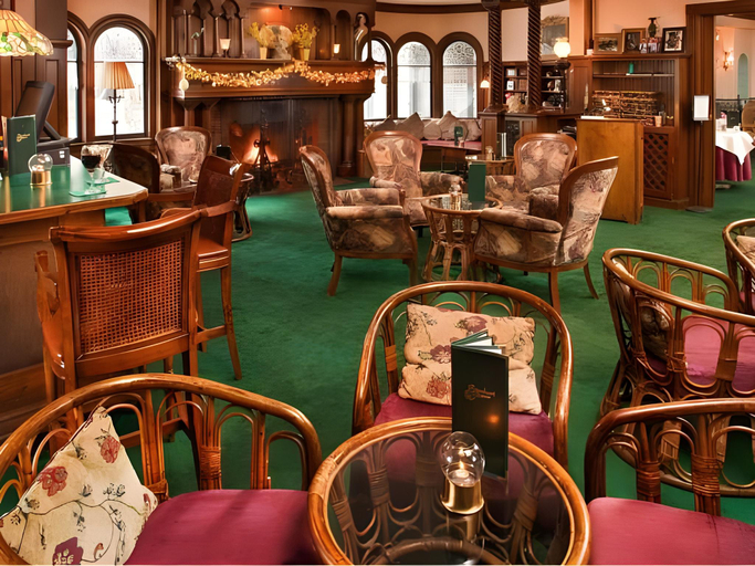 Food & Drinks 5, Stonehurst Manor Breakfast & Dinner Included, Carroll