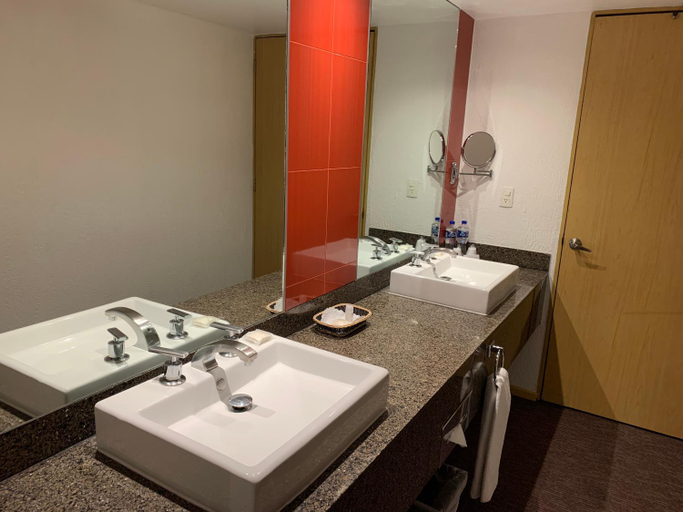 Bathroom 5, Sevilla Palace, Mexico City