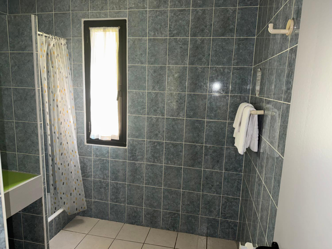 Bathroom 2, Hotel Dupleix - Hyper centre - Reouverture, Finistère
