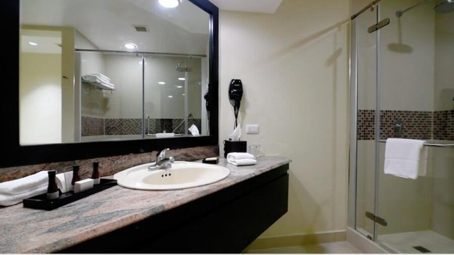 Bathroom 5, Hotel Coral & Marina, Ensenada