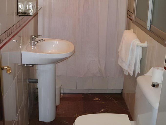 Bathroom 2, Hostal Nevot, Granada