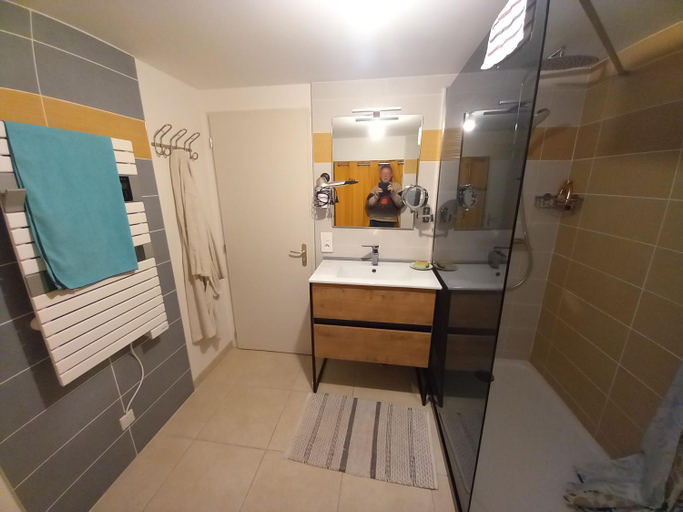 Bathroom 3, Via Lactea, Creuse