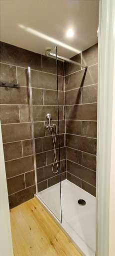 Bathroom 2, Perrutel - entre Bastide et cite, Aude