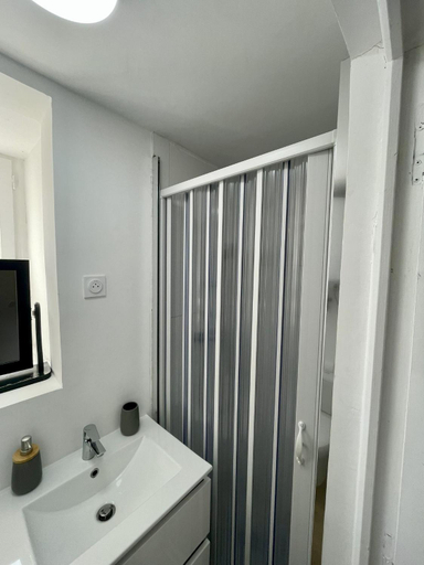 Bathroom 2, L'Appart des Platanes, Loir-et-Cher