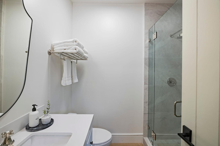Bathroom 3, Casa Jardin, a ZenStay Hotel, Santa Barbara