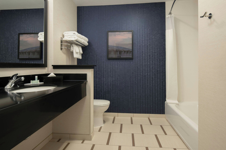 Bathroom 3, Fairfield Inn & Suites by Marriott Santa Cruz, CA, Santa Cruz