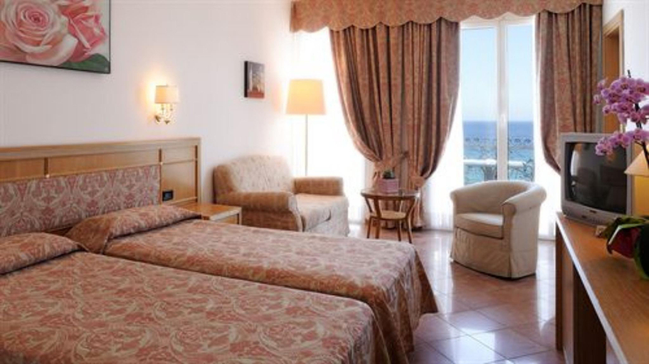 Bedroom 3, Grand Hotel Mediterranee, Savona