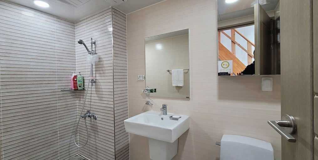 Bathroom 3, Wind House, Seogwipo