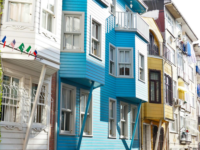 Exterior & Views