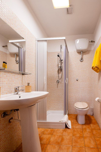 Bathroom 5, Rifugio Giuliano Marini, Palermo