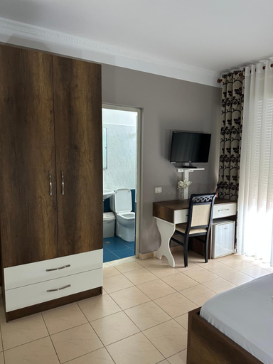 Others 4, Hotel Niagara, Durrësit