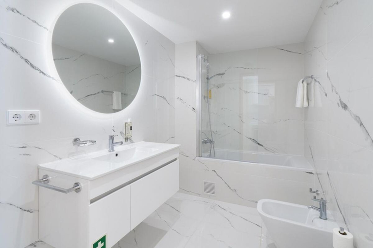 Bathroom, Habitatio - Bom Sucesso by LuxiStay, Porto