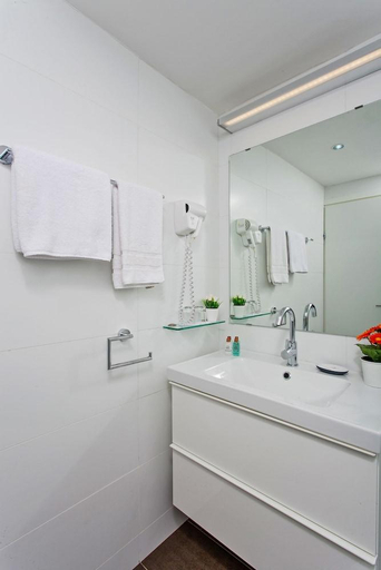 Bathroom 5, Out of Africa Resort