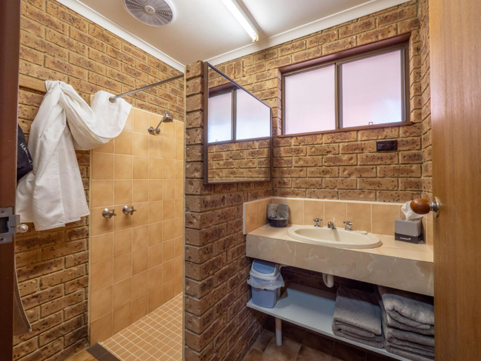 Bathroom, Eildon Parkview Motor Inn Room 11, Murrindindi - East