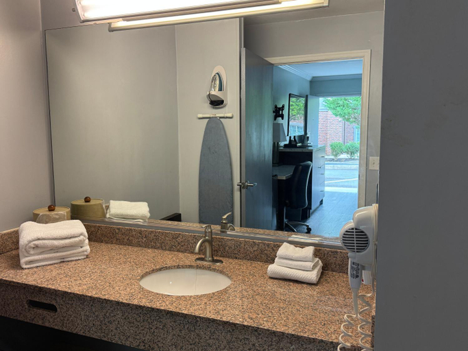 Bathroom 3, Budget Inn Orange, Orange