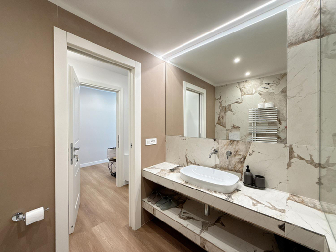 Shower 5, Villa Angela, Rome