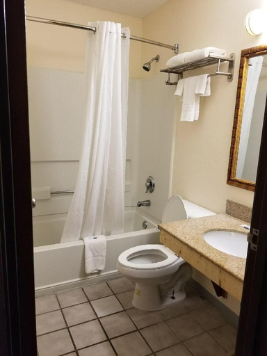 Bathroom 3, Spark by Hilton Norfolk, Norfolk