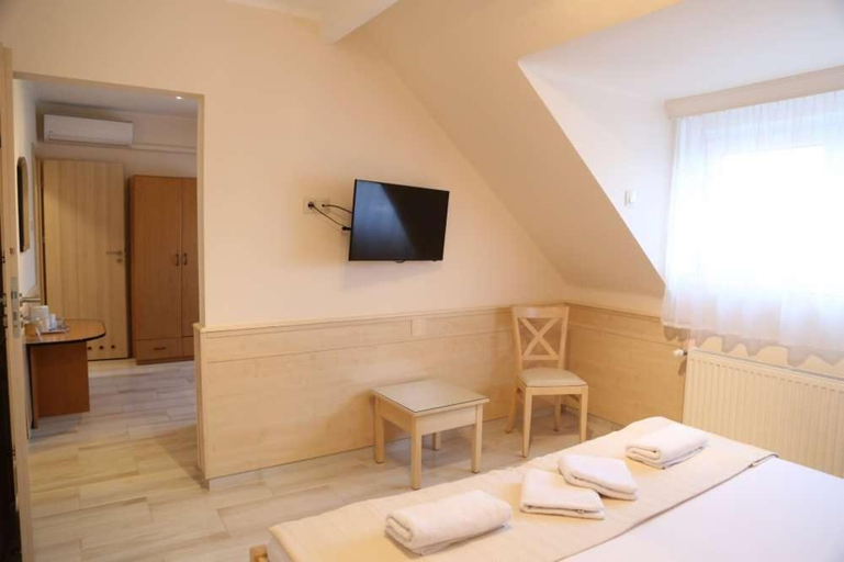 Bedroom 2, Peterfia Panzio, Debrecen