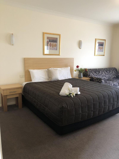 Bedroom 2, Turners Vineyard Motel and Function Centre, Orange