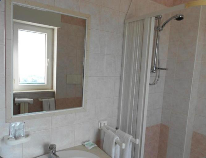 Bathroom 2, Hotel Santangelo, Foggia