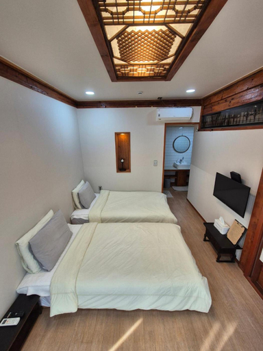 Bedroom 2, Yeonyijae hanok stay, Gyeongju