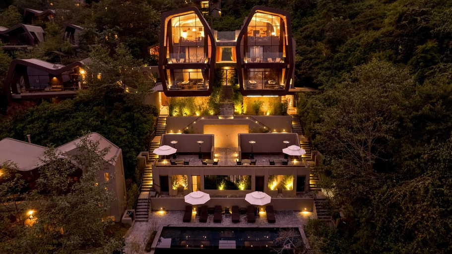 Exterior & Views