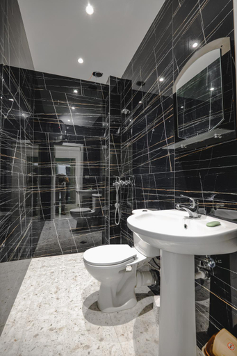 Bathroom 3, Davids Apartments, Sarandës
