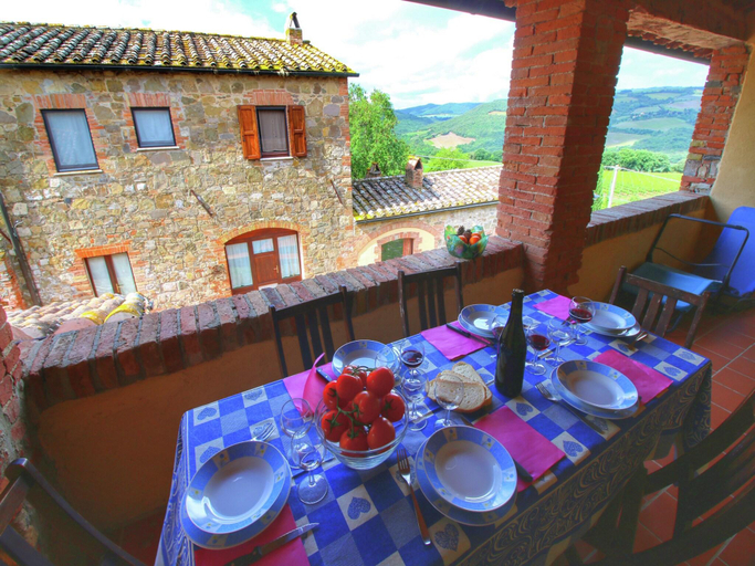 Food & Drinks 5, Farmhouse with pool, views, Siena