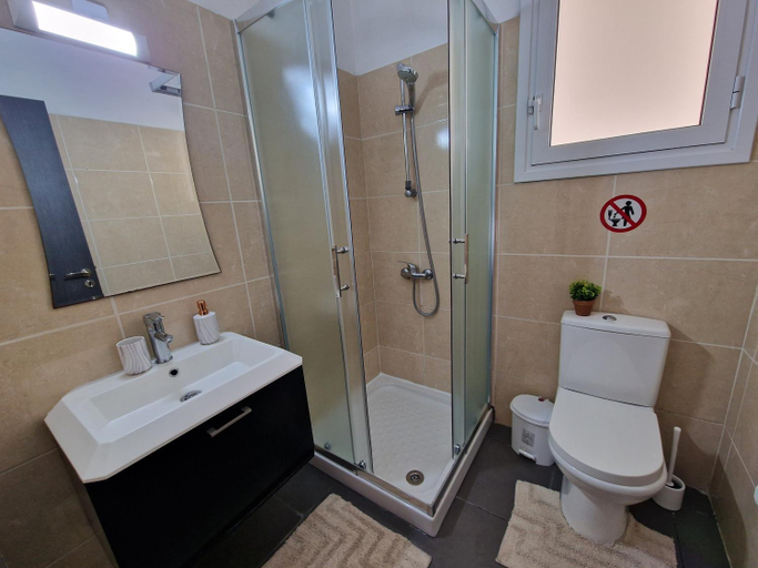 Bathroom 2, Tropical Paradise 200m from Finikoudes beach, Larnaca