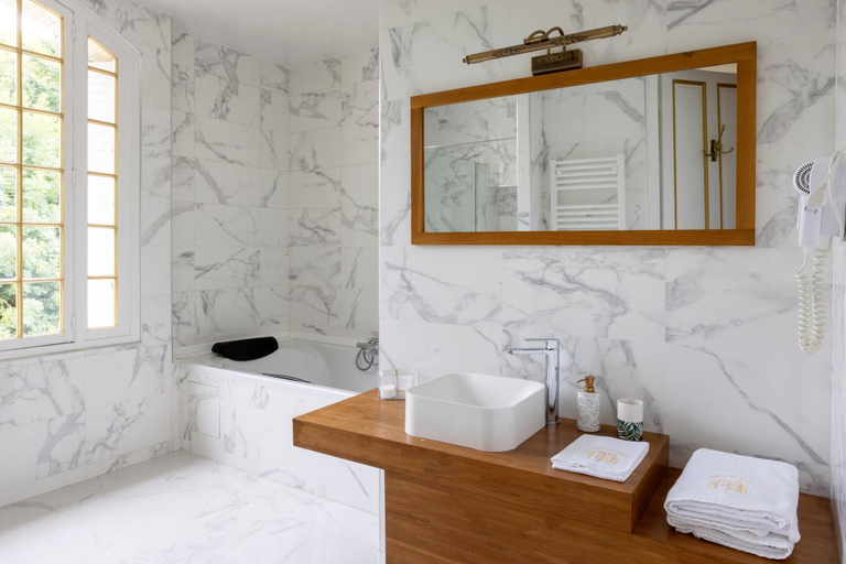 Bathroom, Chateau de Moliens, Oise