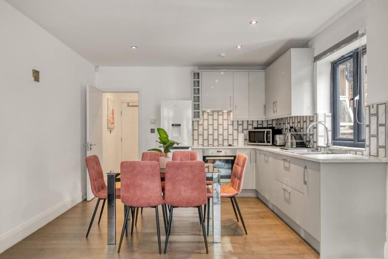 Others 3, Spacious & Bright 2 Bed 2 Bath, London