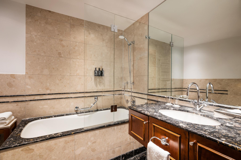 Bathroom 5, Lindner Hotel Frankfurt Main Plaza, Frankfurt am Main