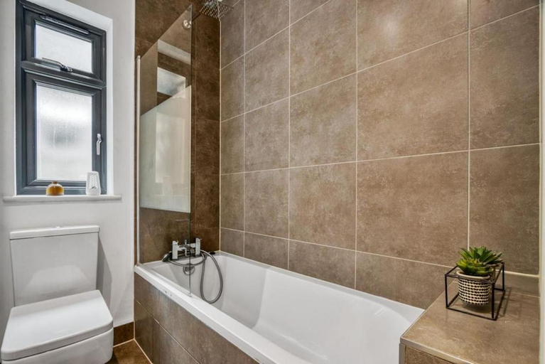 Others 2, Spacious & Bright 2 Bed 2 Bath, London