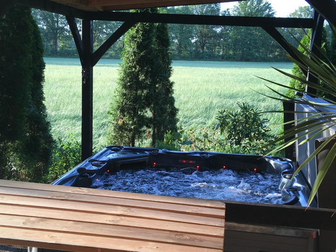Sport & Beauty, Holiday Home in Reutum with Bubble Bath, Tubbergen