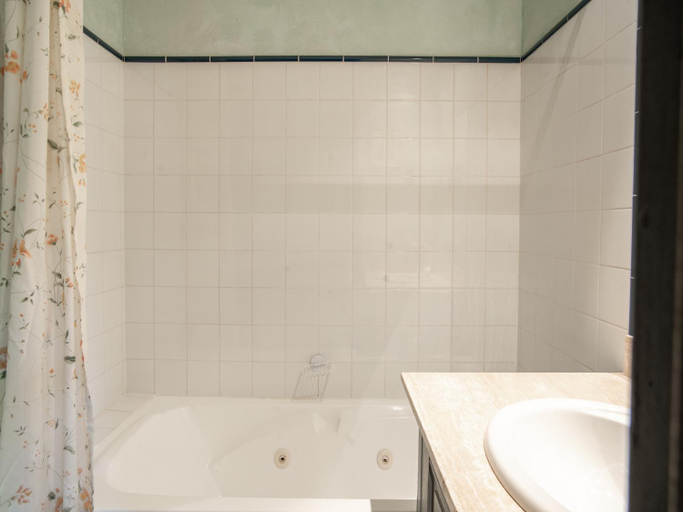 Bathroom 4, Villa in Grimaud near Tennis Court Pool, Drôme
