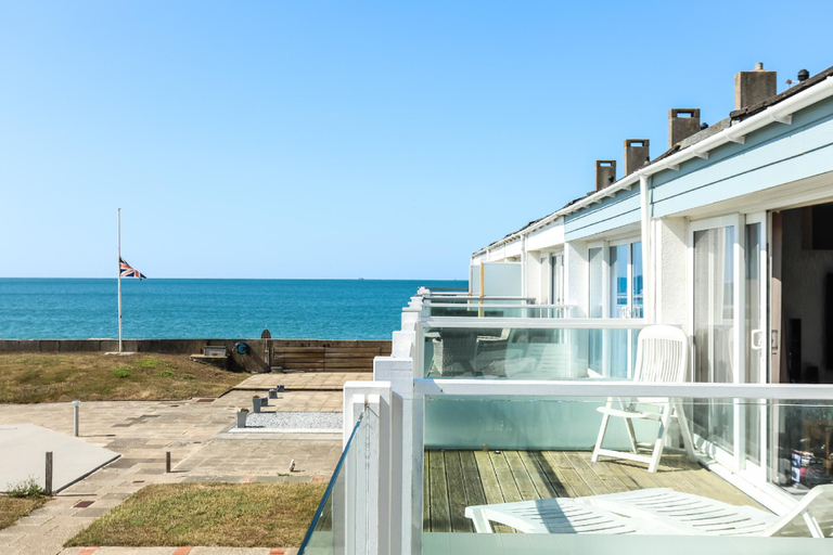 Exterior & Views 2, Tides - Beach Front Apartment in Bracklesham Bay, West Sussex